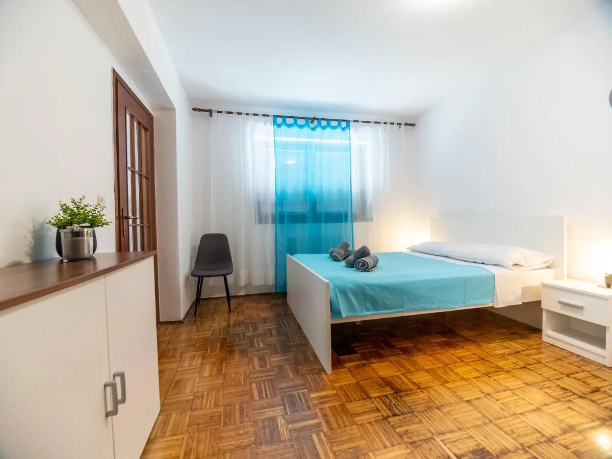 Apartment Viki Pula 0*,  Croatia